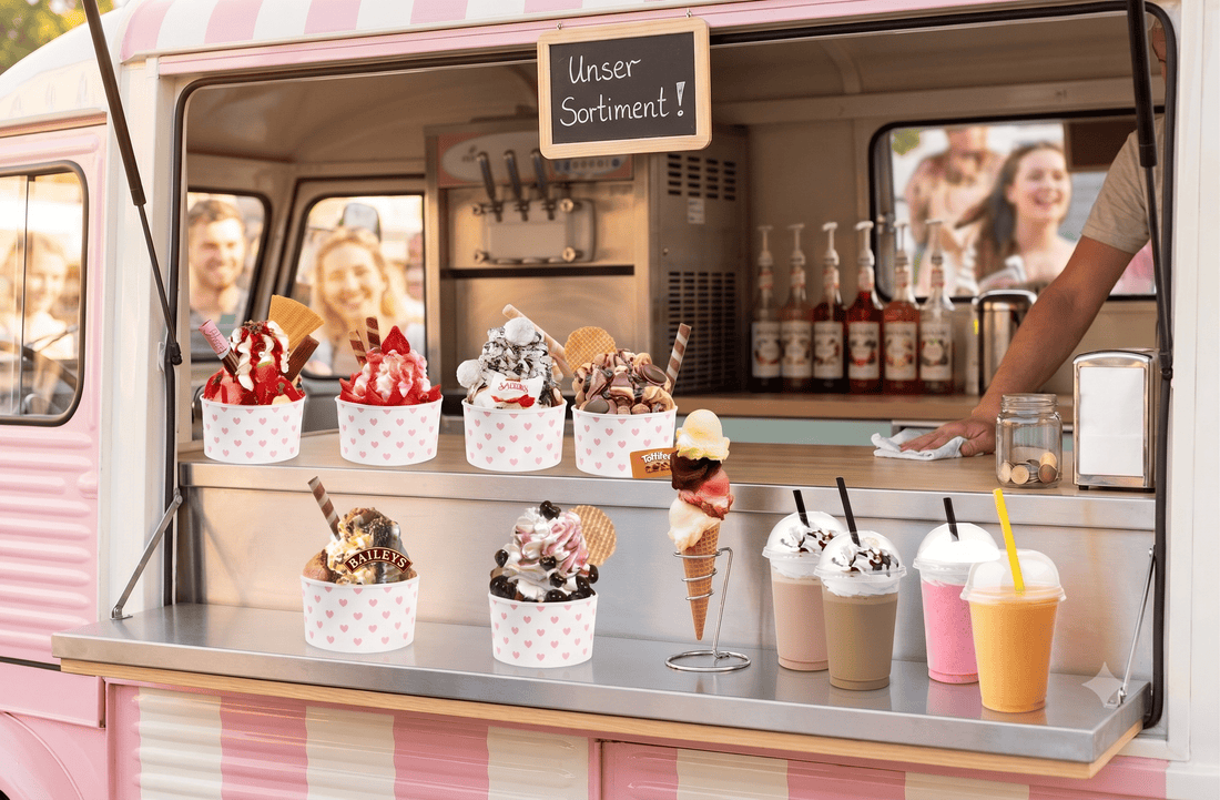 Eiswagen-Theke mit Auswahl an Eisbechern, Eiskaffee und Eisspezialitäten